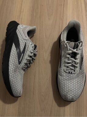 Brooks Ghost 16 white running Shoes Sz 9.5 Grey/Black